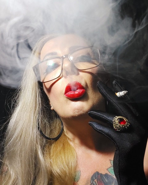 lady.smoker.queen onlyfans leaked picture 2