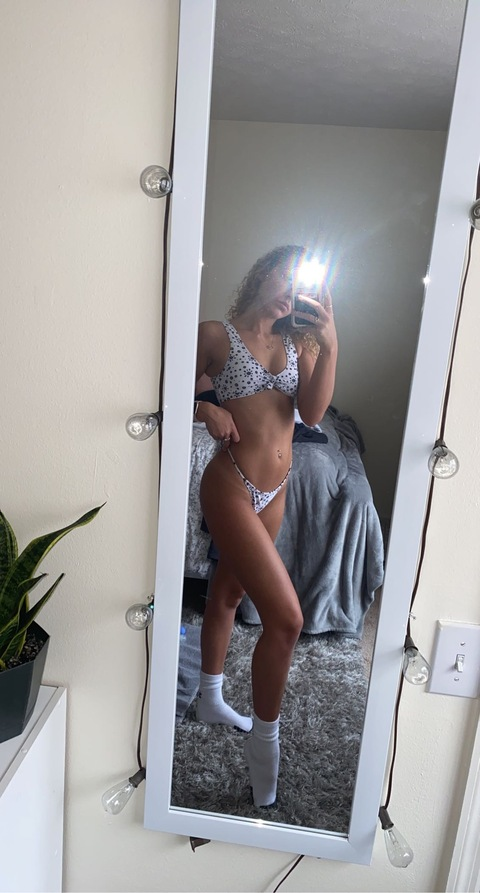 nicolebaker62 onlyfans leaked picture 2