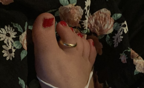 thehotfeetpage onlyfans leaked picture 2